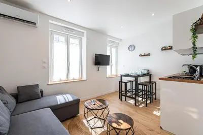 Télévision ou salle de divertissement dans l'établissement Moderne appartement 4 pers