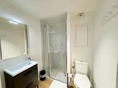 Salle de bains dans l'établissement We Live Inn Sharies Reims - C203