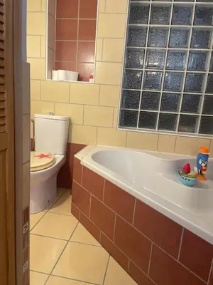 Salle de bains dans l'établissement La Maison Jaune - 4 chambres - 7 personnes - au calme