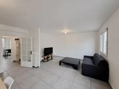 Télévision ou salle de divertissement dans l'établissement Sofia - grand appartement convivial