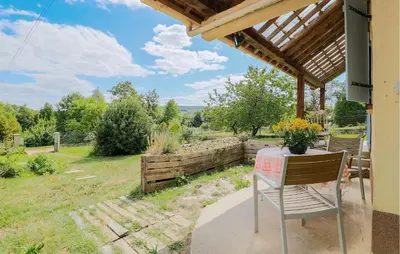 Jardin de l'établissement Jolie Maison Proche Rivière