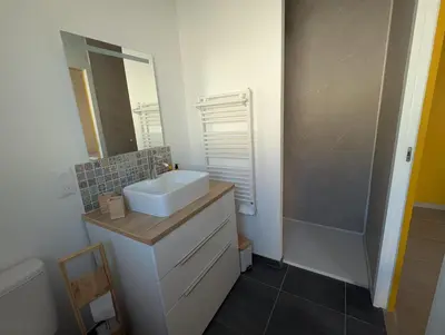 Salle de bains dans l'établissement Aux Bulles Colorées d'Athis