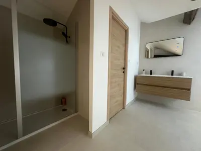 Salle de bains dans l'établissement Suite Lumière - Cinéma privé by Collection Aura - Hypercentre Charleville-Mézières