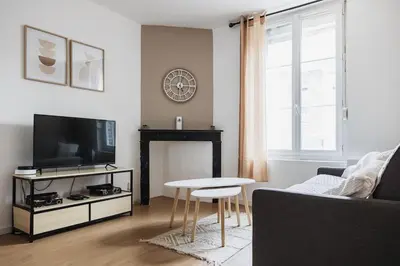 Télévision ou salle de divertissement dans l'établissement Evasion Prestige - Duplex Balnéo, Sauna & Billard