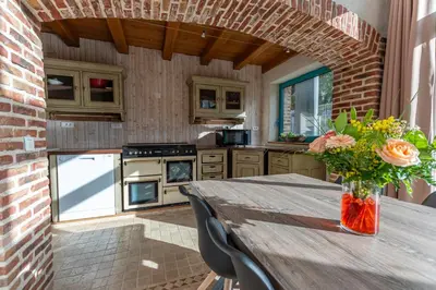 Cuisine ou kitchenette dans l'établissement Aux hirondelles du Chêne, Maison Ecureuil