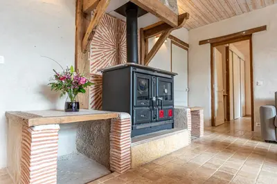 Cuisine ou kitchenette dans l'établissement Aux hirondelles du Chêne, Maison Ecureuil