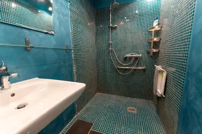 Salle de bains dans l'établissement Aux hirondelles du Chêne, Maison Ecureuil