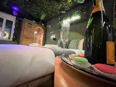 Coin salon dans l'établissement Jungle Room Jacuzzi Ambiance Tropicale