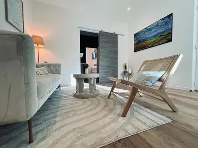 Coin salon dans l'établissement E Petit Prince T3 avec SPA & Lit King size