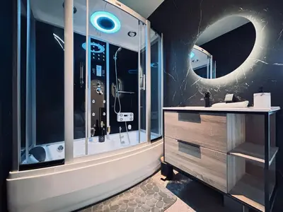 Salle de bains dans l'établissement E Petit Prince T3 avec SPA & Lit King size