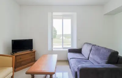 Coin salon dans l'établissement 2 Bedroom Stunning Home In Monthenault