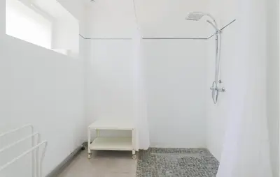 Salle de bains dans l'établissement 2 Bedroom Stunning Home In Monthenault