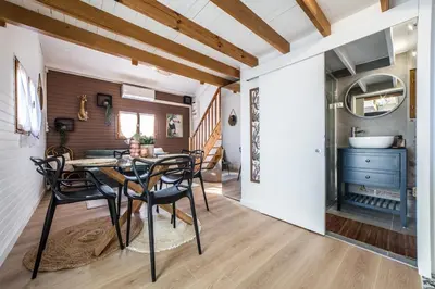 Coin salon dans l'établissement L'Écrin - Chalet & Bain Nordique Luxe vue lac