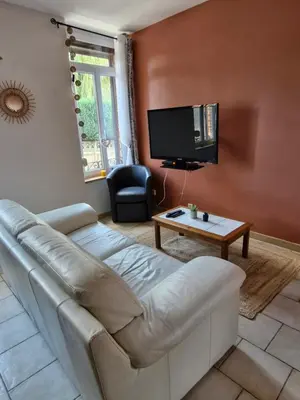 Télévision ou salle de divertissement dans l'établissement La maison de Victoire, WC à l'étage