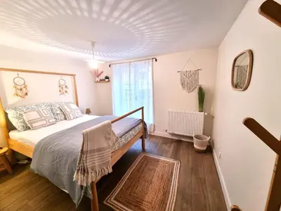 Un ou plusieurs lits dans un hébergement de l'établissement Triplex bohème près du Château à Sedan, idéal 2 couples, ONLY ADULTS