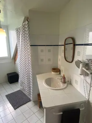 Salle de bains dans l'établissement L'Etape Restaurant - Bar et Gîte