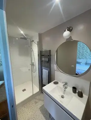Salle de bains dans l'établissement Prieuré Sainte Geneviève