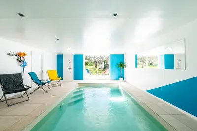 Piscine de l'établissement Le Domaine d'Ailleurs ou située à proximité