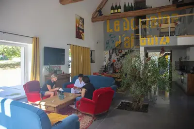 Coin salon dans l'établissement Le Domaine d'Ailleurs