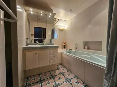 Salle de bains dans l'établissement Villa familiale La Finca du champ de l'eau Avec sauna jacuzzi proche de Disney et Paris