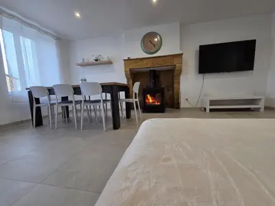 Télévision ou salle de divertissement dans l'établissement Charmante maison de pierre rénovée a 5min de Charleville-Mézières