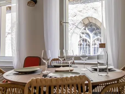 Restaurant ou autre lieu de restauration dans l'établissement Duplex au coeur de Reims - 2 chambres