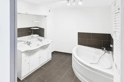 Salle de bains dans l'établissement Le Saint Servais