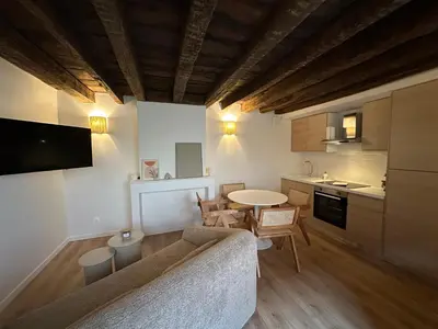 Cuisine ou kitchenette dans l'établissement Suite Galerie by Collection Aura - Hypercentre Charleville-Mézières à deux pas de la Place Ducale