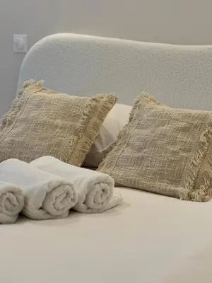 Un ou plusieurs lits dans un hébergement de l'établissement Suite Galerie by Collection Aura - Hypercentre Charleville-Mézières à deux pas de la Place Ducale