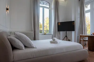 Un ou plusieurs lits dans un hébergement de l'établissement Suite Arche - Maison les Arcades au pied de la Gare de Charleville-Mézières