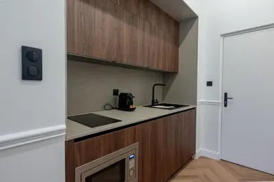 Cuisine ou kitchenette dans l'établissement Suite Brume - Maison les Arcades au pied de la gare de Charleville-Mézières