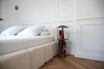 Un ou plusieurs lits dans un hébergement de l'établissement Suite Velours by Collection Aura - Maison les Arcades face à la gare de Charleville-Mézières