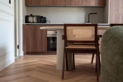 Cuisine ou kitchenette dans l'établissement Suite Velours by Collection Aura - Maison les Arcades face à la gare de Charleville-Mézières
