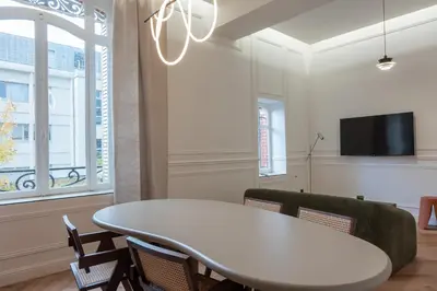 Télévision ou salle de divertissement dans l'établissement Suite Velours by Collection Aura - Maison les Arcades face à la gare de Charleville-Mézières