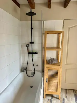 Salle de bains dans l'établissement Maison cosy pour 2 à Crépy, véranda et jardin