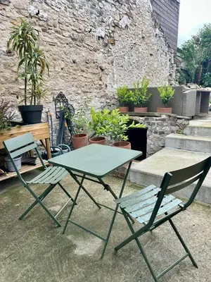 Terrasse ou espace extérieur de l'établissement Maison cosy pour 2 à Crépy, véranda et jardin