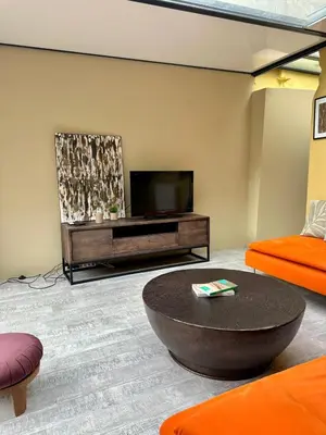 Télévision ou salle de divertissement dans l'établissement Maison cosy pour 2 à Crépy, véranda et jardin