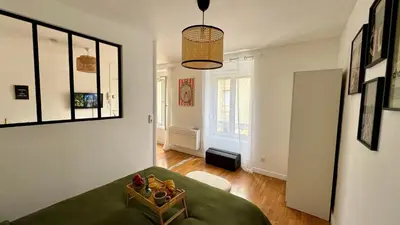 Coin salon dans l'établissement La Bulle Millésimée - à deux pas de la Gare et de l'Avenue de Champagne