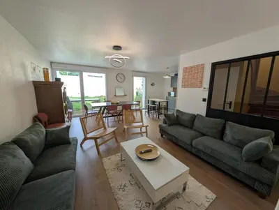 Coin salon dans l'établissement Maison avec jardin Reims proche centre