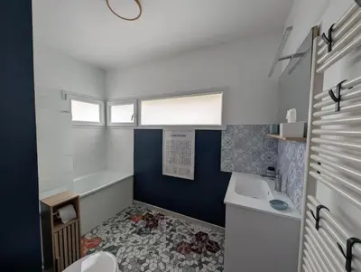 Salle de bains dans l'établissement Maison avec jardin Reims proche centre