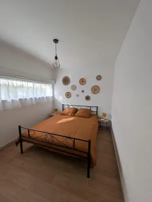 Un ou plusieurs lits dans un hébergement de l'établissement Maison avec jardin Reims proche centre