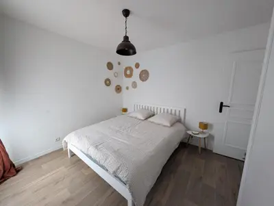 Un ou plusieurs lits dans un hébergement de l'établissement Maison avec jardin Reims proche centre