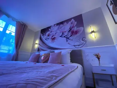 Un ou plusieurs lits dans un hébergement de l'établissement Cocon Diamant - Nuit Romantique - Jacuzzi et Sauna Privatifs-Hyper-Centre