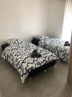 Un ou plusieurs lits dans un hébergement de l'établissement Appartement avec Jardin