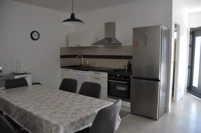 Cuisine ou kitchenette dans l'établissement Appartement avec Jardin