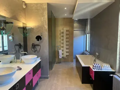 Salle de bains dans l'établissement La Méditation de Thaïs