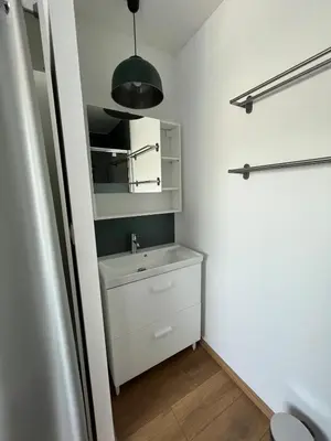 Salle de bains dans l'établissement Studio Centre Bourg Arrivée et Départ Autonome