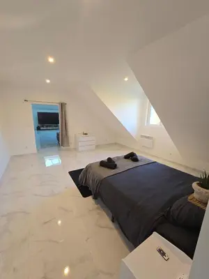 Un ou plusieurs lits dans un hébergement de l'établissement Appartement 150m2 avec jardin 3000 m2