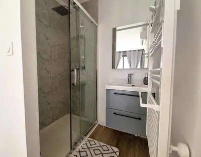 Salle de bains dans l'établissement Sidney - 6P - Centre ville