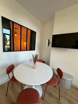 Coin salon dans l'établissement Suite Nova 4 personnes - Vue Hôtel de Ville - à quelques minutes du centre-ville de Charleville-Mézières